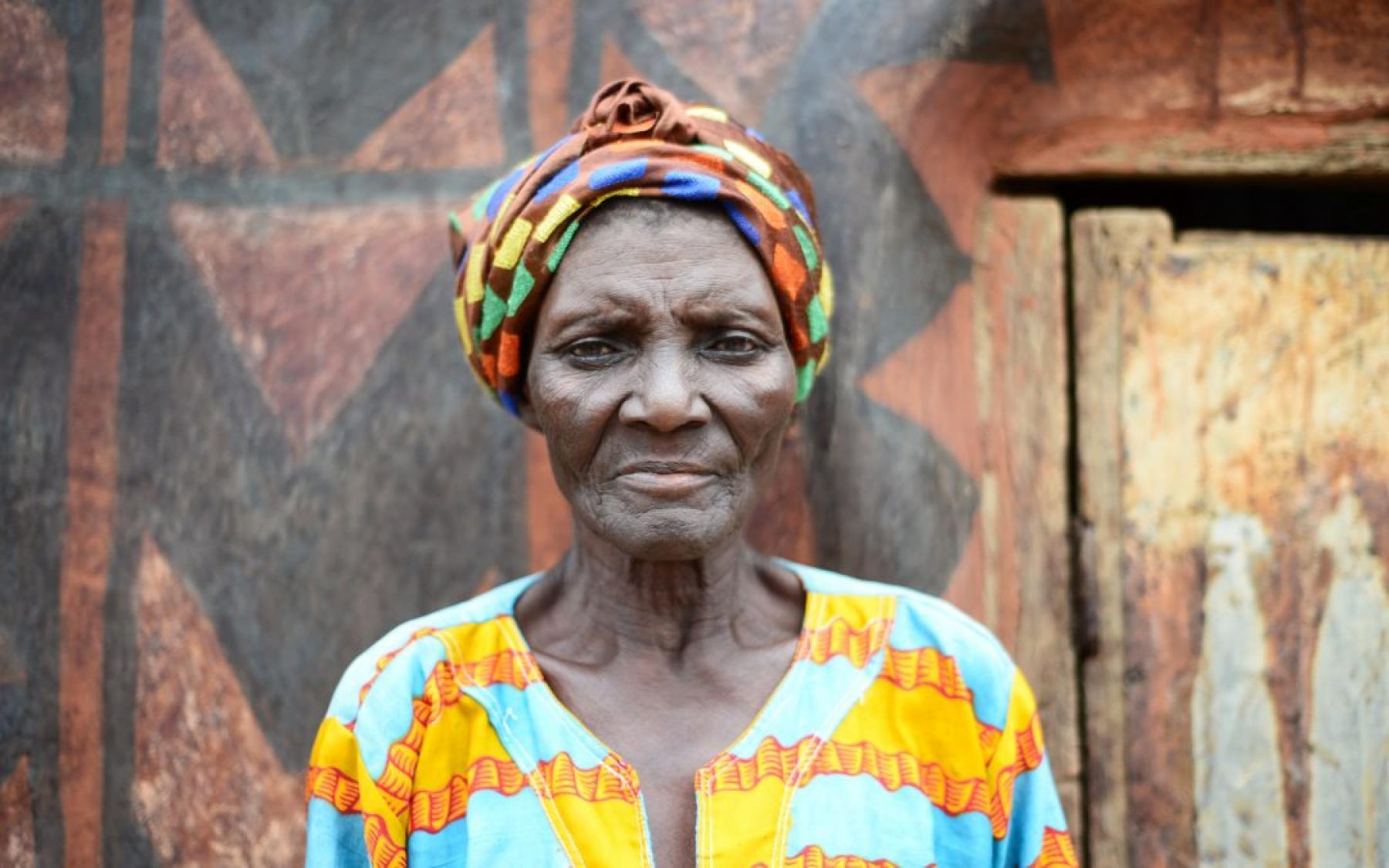 La doyenne de la Cour royale de Tiébélé (Burkina Faso) sacrée « Trésor Humain Vivant »